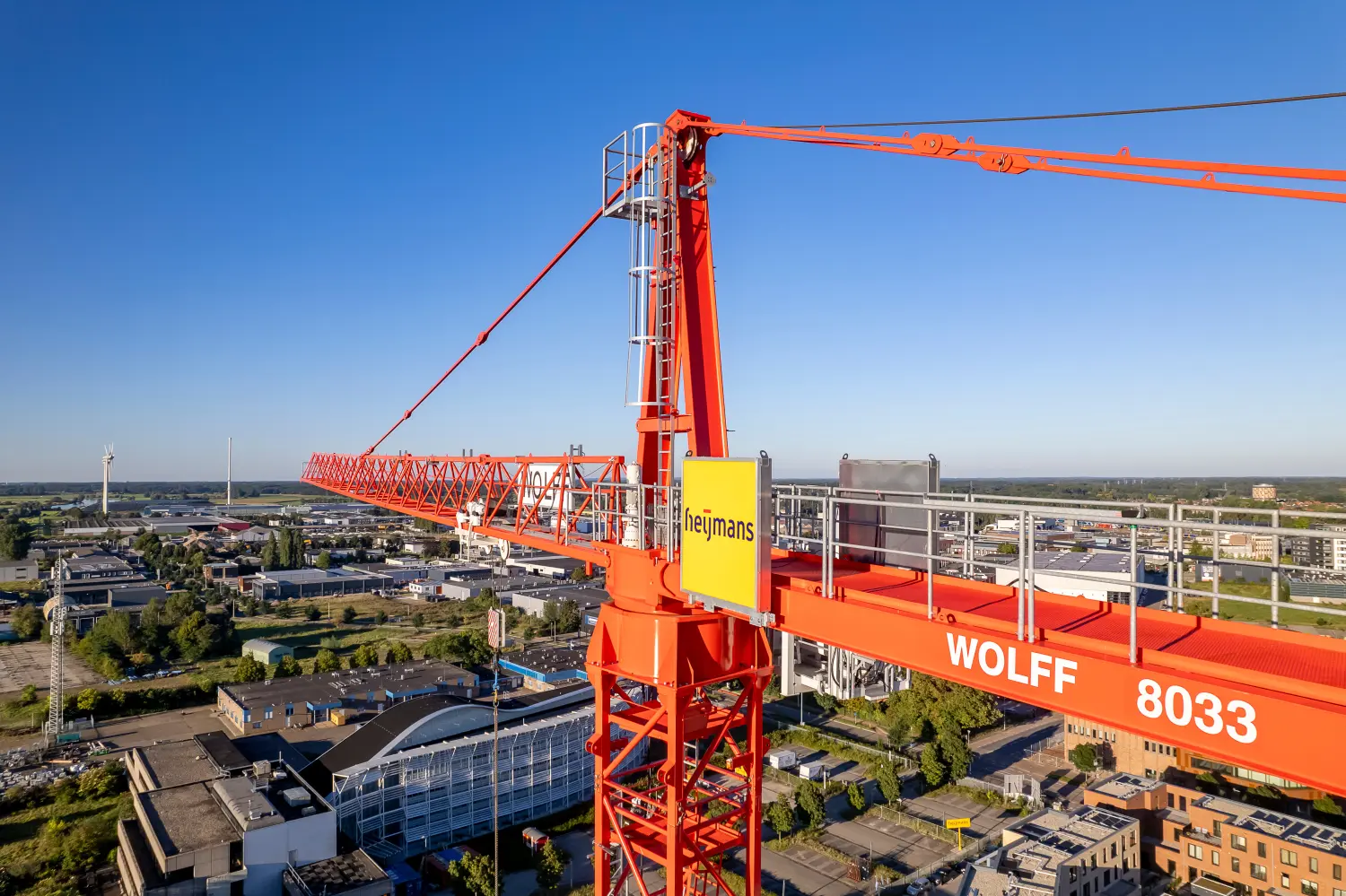 Roter Kran über der Baustelle